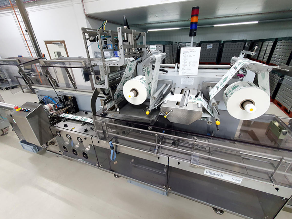 Flow-wrapping machine for sustainable packaging 